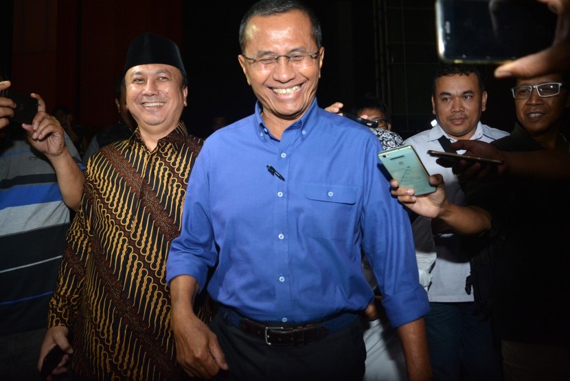 Mantan Menteri Badan Usaha Milik Negara Dahlan Iskan (tengah) usai diperiksa sebagai saksi kasus dugaan korupsi penjualan aset PT PWU di Kejaksaan Tinggi Jawa Timur, Surabaya, Senin (17/10).