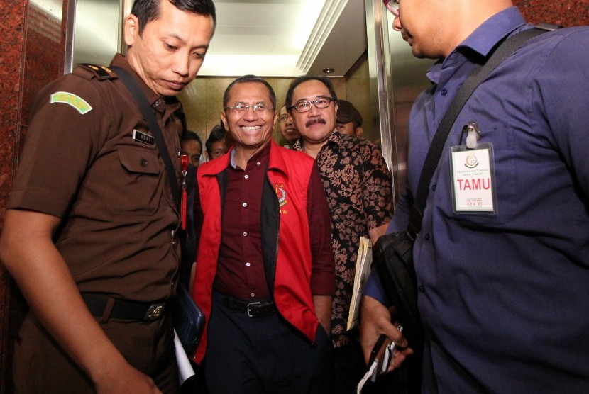 Mantan Menteri BUMN Dahlan Iskan (kedua kiri) keluar dari elevator selepas menjalani pemeriksaan di Kejaksaan Tinggi Jawa Timur, Surabaya, Jawa Timur, Senin (31/10).