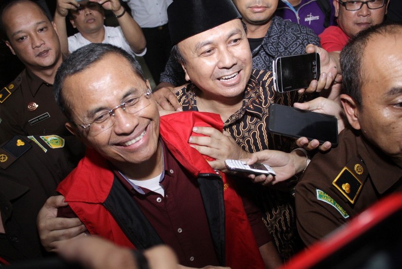 Mantan Menteri BUMN Dahlan Iskan (kiri) bergegas seusai diperiksa terkait kasus korupsi penjualan aset PT Panca Wira Usaha (PWU) di Kejaksaan Tinggi Jawa Timur, Surabaya, Jatim, Kamis (27/10). 