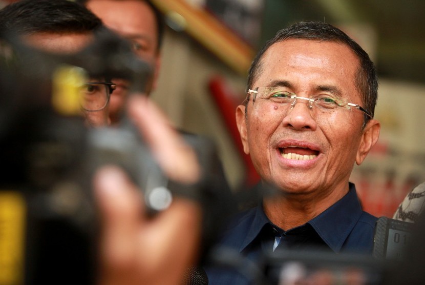  Mantan Menteri BUMN Dahlan Iskan menjawab pertanyaan wartawan usai menjalani pemeriksaan di Bareskrim Mabes Polri, Jakarta, Selasa (30/6).