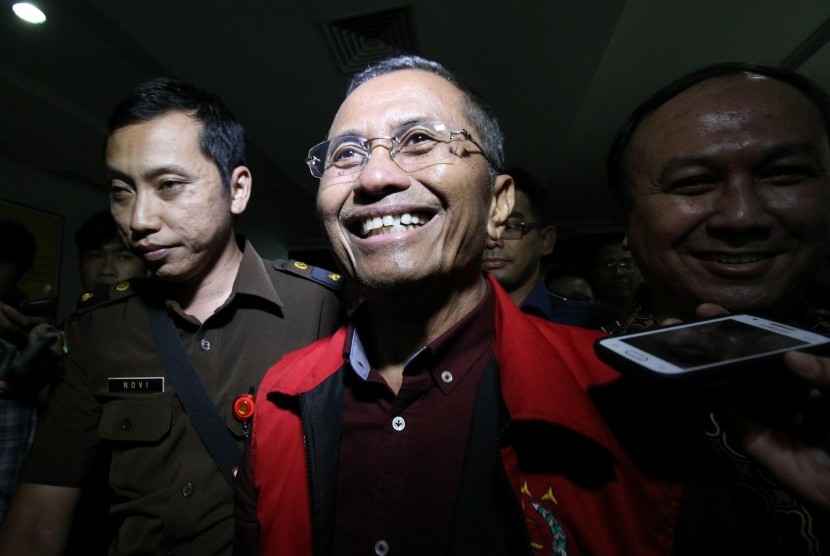 Mantan Menteri BUMN Dahlan Iskan (tengah).
