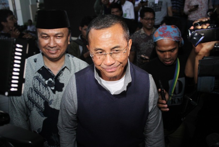 Mantan Menteri BUMN Dahlan Iskan (tengah) seusai diperiksa sebagai saksi kasus dugaan korupsi penjualan aset PT PWU di Kejaksaan Tinggi Jawa Timur, Surabaya, Jatim, Rabu (19/10).