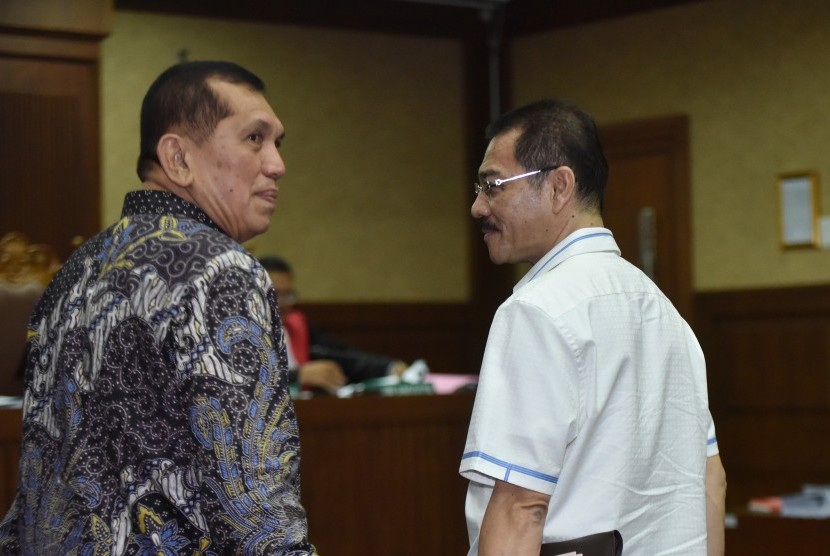 Mantan Menteri Dalam Negeri Gamawan Fauzi (kanan) bersama mantan Ketua Komisi II DPR Chairuman Harahap bersiap memberikan keterangan pada sidang lanjutan dugaan Korupsi proyek E-KTP di Pengadilan Tipikor Jakarta, Kamis (16/3).