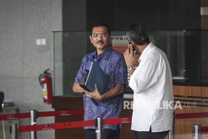 Mantan Menteri Dalam Negeri Gamawan Fauzi (kiri) seusai menjalani pemeriksaan di gedung Komisi Pemberantasan Korupsi (KPK), Jakarta, Kamis (3/5).