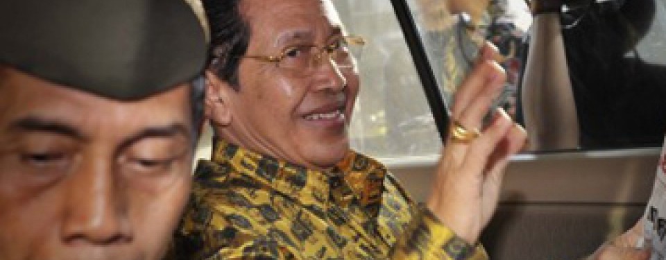 Mantan Menteri Dalam Negeri Hari Sabarno dikawal petugas usai diperiksa di kantor Komisi Pemberantasan Korupsi (KPK), Jakarta, Jumat (25/3).