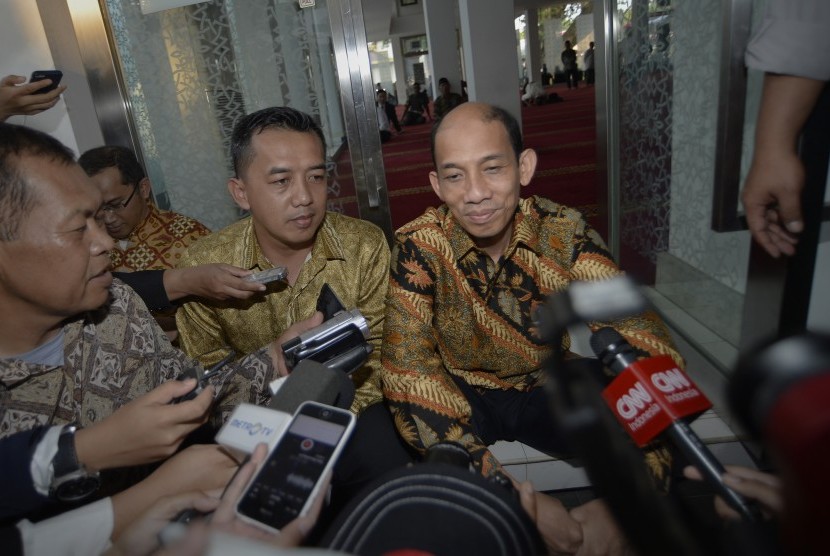  Mantan Menteri ESDM Arcandra Tahar (kanan) menjawab pertanyaan wartawan seusai mengikuti Upacara HUT ke-71 Kemerdekaan RI di Istana Merdeka, Jakarta.
