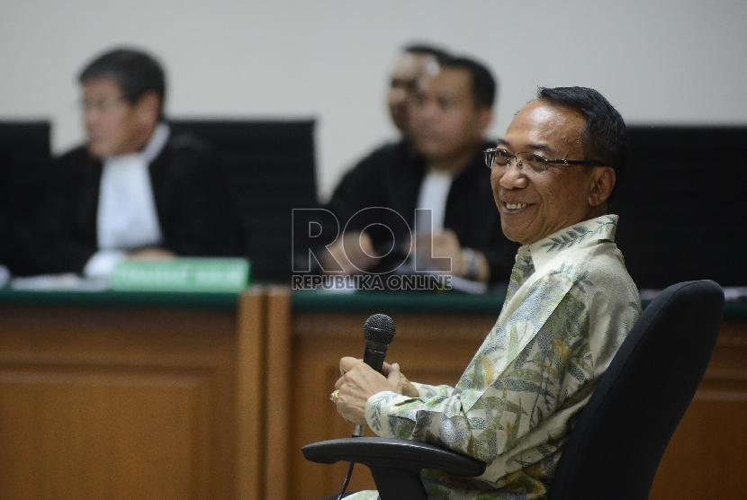 Mantan Menteri ESDM Jero Wacik menjalani sidang perdana dengan agenda pembacaan dakwaan di Pengadilan Tipikor, Jakarta, Selasa (22/9).Republika/Raisan Al Farisi