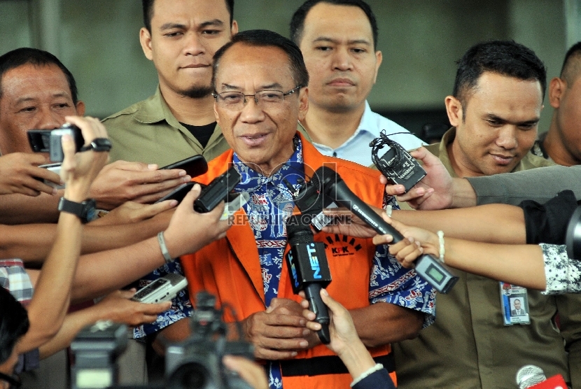 Mantan Menteri ESDM, Jero Wacik usai menjalani pemeriksaan oleh penyidik di kantor Komisi Pemberantasan korupsi (KPK), Jakarta, Selasa (23/6).