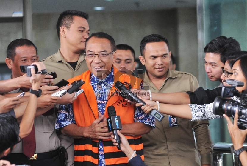 Mantan Menteri ESDM, Jero Wacik usai menjalani pemeriksaan oleh penyidik di kantor Komisi Pemberantasan korupsi (KPK), Jakarta, Selasa (23/6).