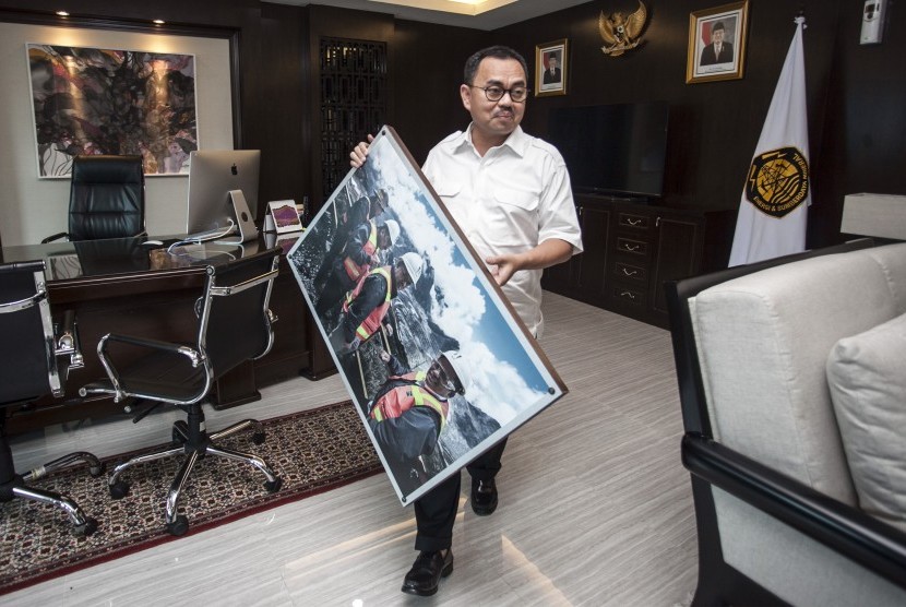 Mantan Menteri ESDM Sudirman Said membawa foto dirinya di ruangannya di Kantor Kementerian ESDM di Jakarta, Rabu (27/7). 