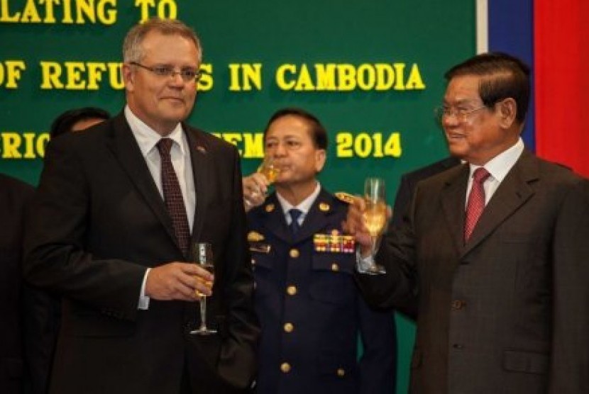 Mantan Menteri Imigrasi Scott Morrison dan Menteri Dalam Negeri Kamboja, Sar Kheng menyepakati pemukiman pengungsi dari Nauru ke Kamboja pada 2014