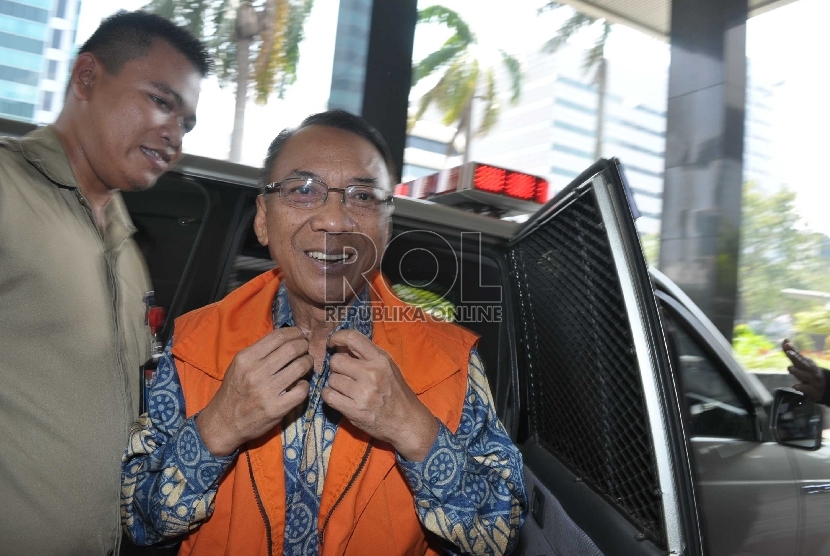Mantan Menteri Kebudayaan dan Pariwisata (Menbudpar), Jero Wacik, saat tiba di Kantor Komisi Pemberantasan Korupsi (KPK),Jakarta, Kamis (30/7). 