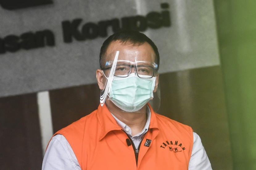 Mantan Menteri Kelautan dan Perikanan Edhy Prabowo berjalan menuju mobil tahanan usai pemeriksaan di Gedung Merah Putih KPK, Jakarta, Senin (22/3/2021). Edhy Prabowo diperiksa dalam kasus dugaan penerimaan suap perizinan tambak, usaha dan atau pengelolaan perikanan atau komoditas perairan sejenis lainnya tahun 2020. 