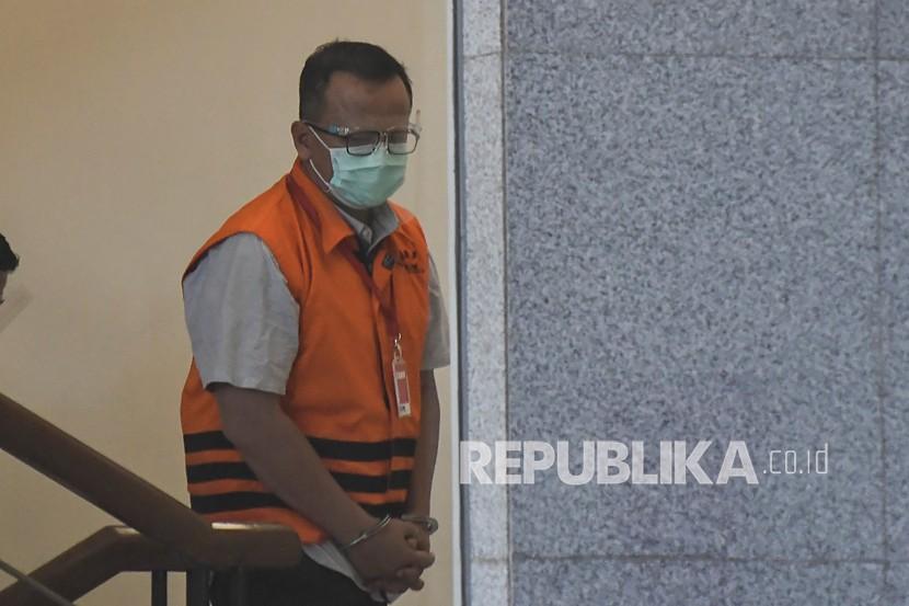 Mantan Menteri Kelautan dan Perikanan Edhy Prabowo bersiap menjalani pemeriksaan di gedung KPK, Jakarta, Senin (4/1).