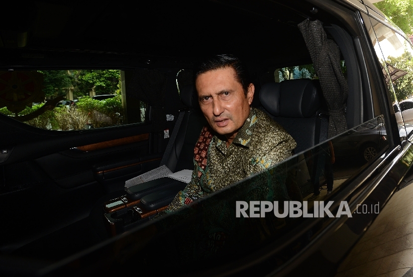 Mantan Menteri Kelautan dan Perikanan pada Kabinet Indonesia Bersatu II, Fadel Muhammad memasuki kendaraannya usai menjalani pemeriksaan di Gedung Bareskrim Polri, Jakarta, Jumat (22/7). (Republika/Raisan Al Farisi)