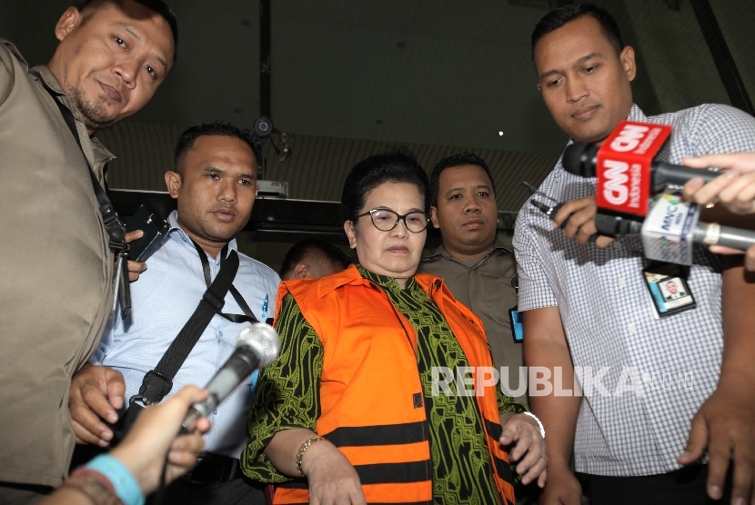  Mantan Menteri Kesehatan periode 2004-2009 Siti Fadilah Supari, mengenakan rompi oranye usai diperiksa di Gedung KPK, Jakarta, Senin (24/10). (Republika/Rakhmawaty La'lang)