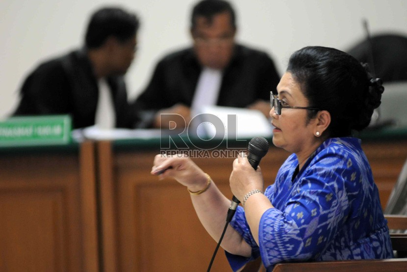   Mantan Menteri Kesehatan Siti Fadilah Supari bersaksi di Pengadilan Tindak Pidana Korupsi Jakarta, Senin (8/7). (Republika/Wihdan Hidayat)