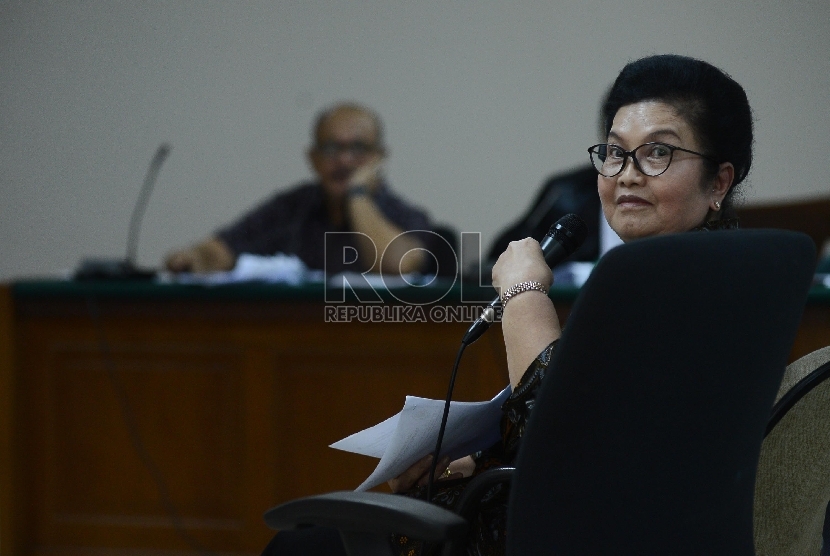   Mantan Menteri Kesehatan Siti Fadilah Supari bersaksi dalam sidang dugaan korupsi pengadaan peralatan medik wabah flu burung di Pengadilan Tindak Pidana Korupsi (Tipikor), Jakarta, Rabu (9/9). (Republika/Raisan Al Farisi)