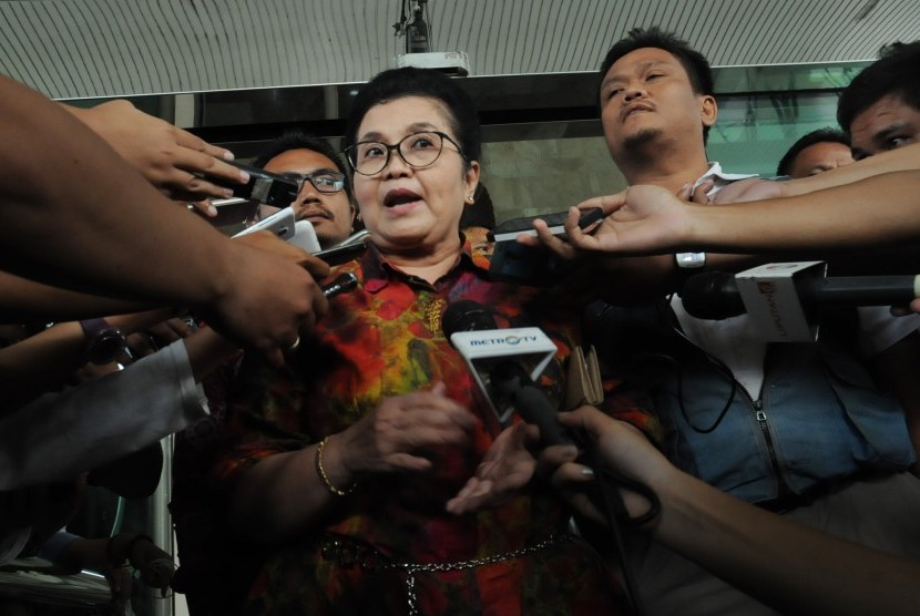 Mantan Menteri Kesehatan Siti Fadilah Supari menjawab pertanyaan wartawan saat keluar dari Gedung KPK, Jakarta, Senin (7/3).