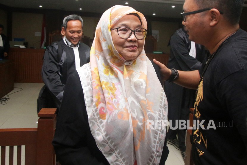 Mantan Menteri Kesehatan yang merupakan terpidana kasus suap alat kesehatan tahun 2005 Siti Fadilah Supari 