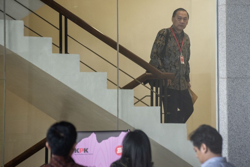 Mantan Menteri Keuangan Agus Martowardojo bersiap menjalani pemeriksaan di gedung KPK, Jakarta, Jumat (17/5/2019).