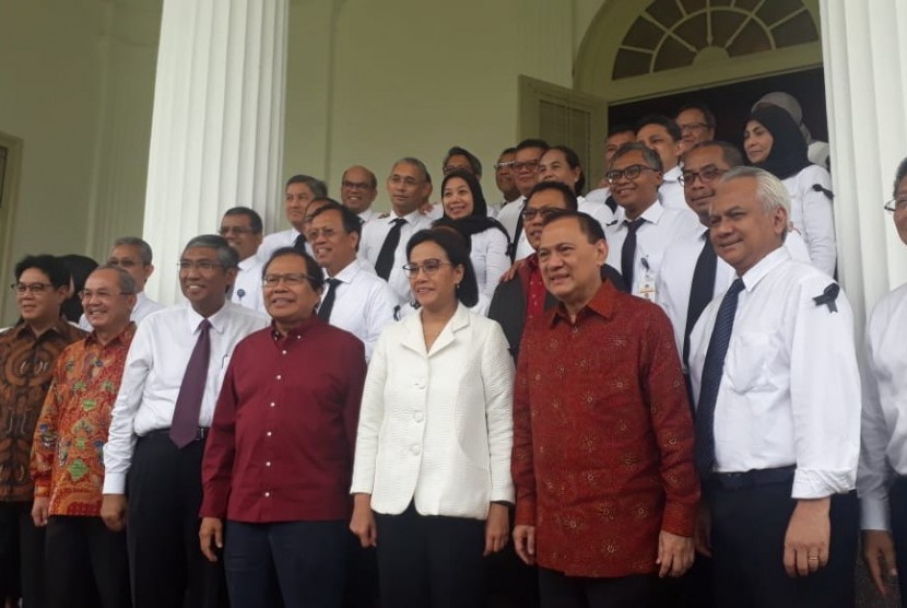 Mantan menteri keuangan Rizal Ramli dan Agus Martowardojo berfoto bersama Menteri Keuangan Sri Mulyani Indrawati dalam perayaan Hari Oeang ke-72 di kantor Kementerian Keuangan, Jakarta pada Selasa (30/10). 