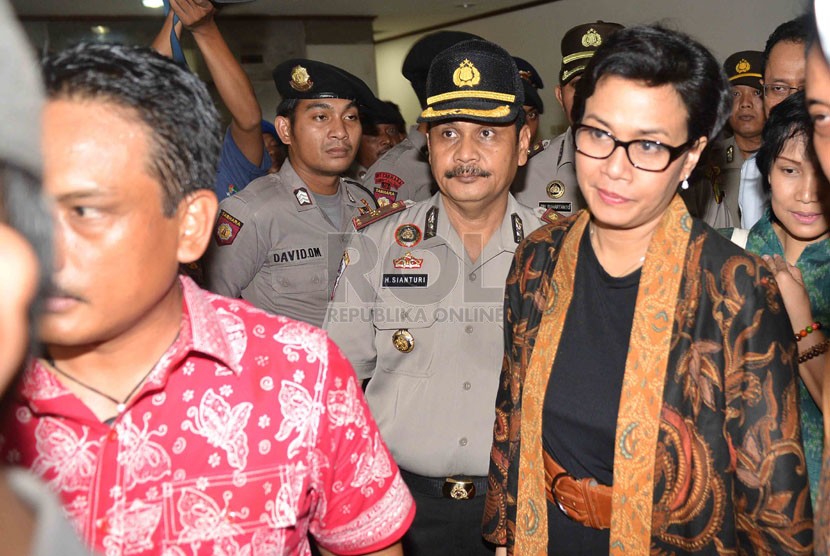   Mantan Menteri Keuangan Sri Mulyani Indrawati berjalan dikawal petugas usai bersaksi dalam persidangan kasus Bank Century dengan terdakwa Budi Mulya di Pengadilan Tipikor, Jakarta, Jumat (2/5). (Republika/Agung Supriyanto)