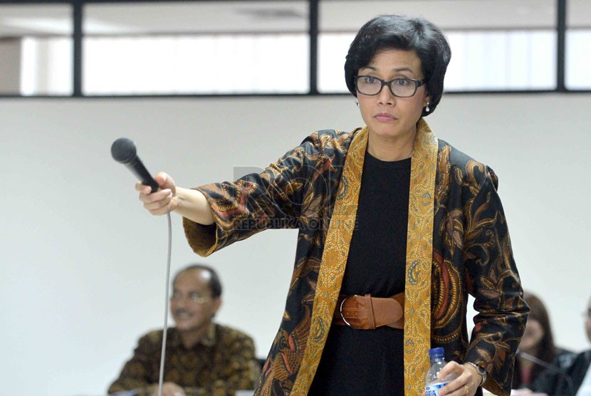   Mantan Menteri Keuangan Sri Mulyani Indrawati bersaksi dalam persidangan kasus Bank Century dengan terdakwa Budi Mulya di Pengadilan Tipikor, Jakarta, Jumat (2/5). (Republika/Agung Supriyanto)