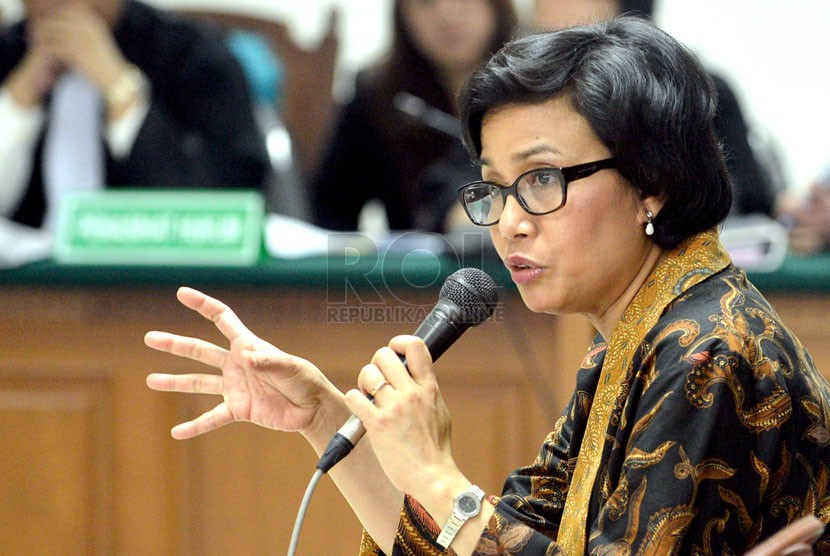  Mantan Menteri Keuangan Sri Mulyani Indrawati bersaksi dalam persidangan kasus Bank Century di Pengadilan Tipikor, Jakarta, Jumat (2/5). (Republika/Agung Supriyanto)