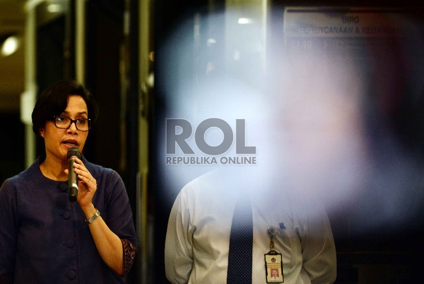 Mantan Menteri Keuangan Sri Mulyani memberikan keterangan pers usai diperiksa oleh penyidik Polri di kantor Kemenkeu, Jakarta, Senin (8/6) malam.(Republika/Yasin Habibi)