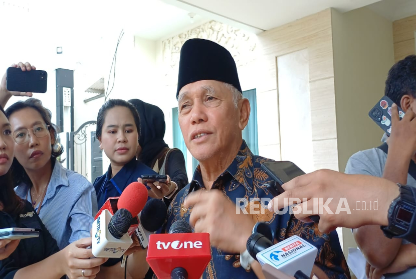 Mantan menteri koordinator perekonomian Hatta Rajasa saat ditemui di rumah duka kawasan Cipinang Cempedak, Jakarta Timur, Kamis (31/7/2025).