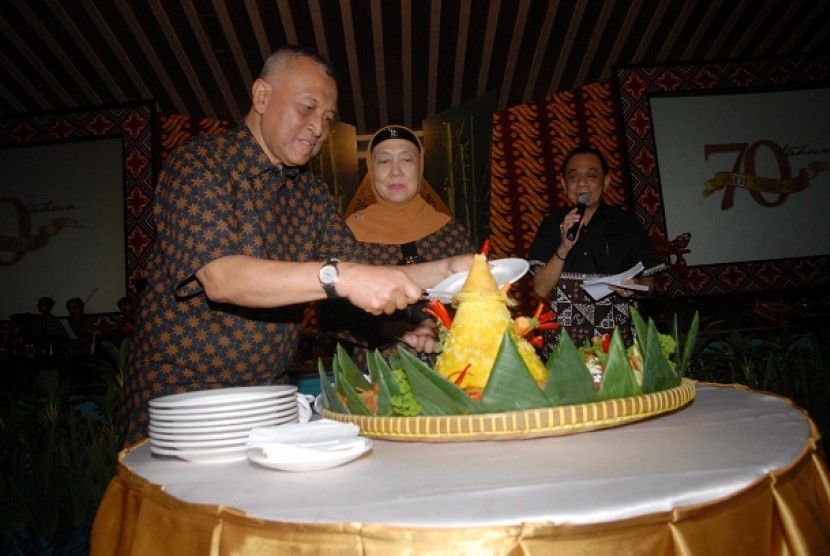 Mantan Menteri Koperasi dan UKM Adi Sasono memotong nasi tumpeng dengan didampingi istrinya Mala Maria Adi Sasono saat perayaan hari kelahirannya yang ke-70 serta peluncurkan buku 
