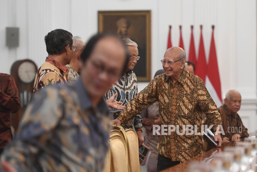 Mantan Menteri Lingkungan Hidup Emil Salim (kanan) bersama sejumlah tokoh dan budayawan mengikuti pertemuan dengan Presiden Joko Widodo di Istana Merdeka, Jakarta, Kamis (26/9/2019). 