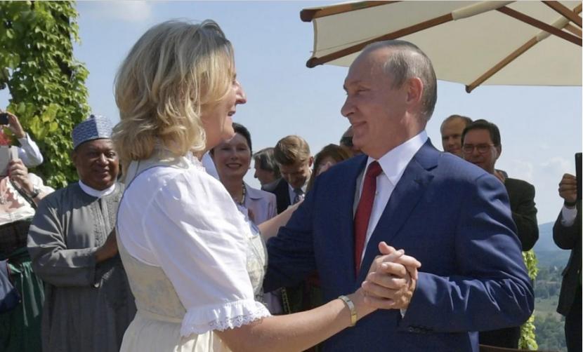 Mantan menteri luar negeri Austria Karin Kneissl berdansa dengan Presiden Rusia Vladimir Putin di pernikahannya pada 2018.