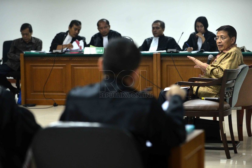 Mantan Menteri Luar Negeri Hassan Wirajuda menjadi saksi dalam sidang perkara dengan terdakwa Sudjadnan Parnohadiningrat di Pengadilan Tipikor, Jakarta, Rabu (28/5). (Republika/Agung Supriyanto)