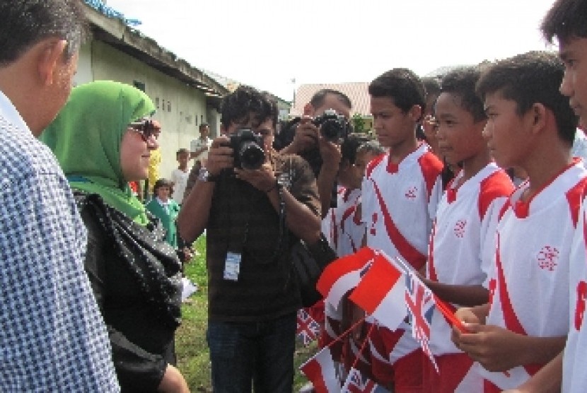 Mantan menteri luar negeri Inggris, Baroness Warsi menyapa anak-anak Aceh.