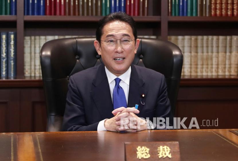 Mantan Menteri Luar Negeri Jepang Fumio Kishida berpose untuk foto potret setelah konferensi persnya di markas besar Partai Demokrat Liberal setelah ia terpilih sebagai presiden partai di Tokyo Rabu, 29 September 2021. 