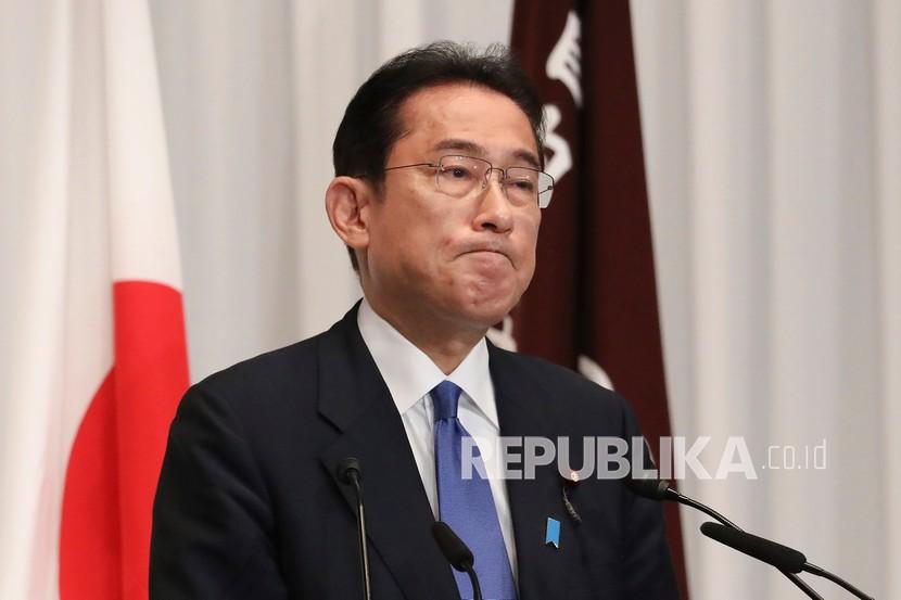  Mantan Menteri Luar Negeri Jepang Fumio Kishida menghadiri konferensi pers di markas besar Partai Demokrat Liberal setelah ia terpilih sebagai presiden partai di Tokyo Rabu, 29 September 2021. 