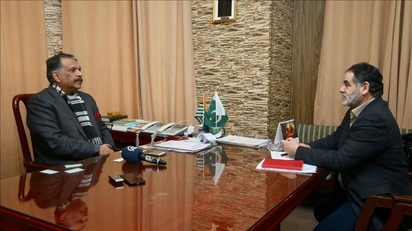 Mantan menteri Pakistan dan putra Muhammad Ziaulhaq yang meninggal dalam kecelakaan pesawat, Muhammad Ijaz-ul-Haq (kiri) berbicara untuk wawancara eksklusif dengan Anadolu Agency di Islamabad, Pakistan pada 29 Januari 2020 . (Muhammed Semih Uğurlu - Anadolu Agency)