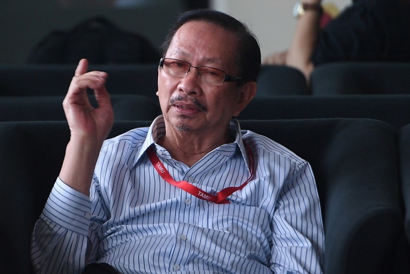 Mantan Menteri PAN RB Taufiq Effendi menunggu untuk menjalani pemeriksaan di gedung KPK, Jakarta, Jumat (5/1). Taufiq Effendi selaku mantan anggota DPR tersebut diperiksa sebagai saksi untuk kasus korupsi pengadaan KTP Elektronik dengan tersangka Markus Nari.