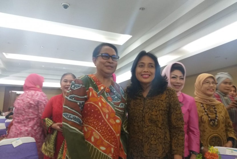 Mantan Menteri Pemberdayaan Perempuan dan Perlindungan Anak (PPPA) Yohana Yembise berfoto bersama Menteri PPPA I Gusti Ayu Bintang Darmavati jelang serah terima jabatan di gedung Kemen PPPA, Jakarta Pusat, Kamis (24/10).