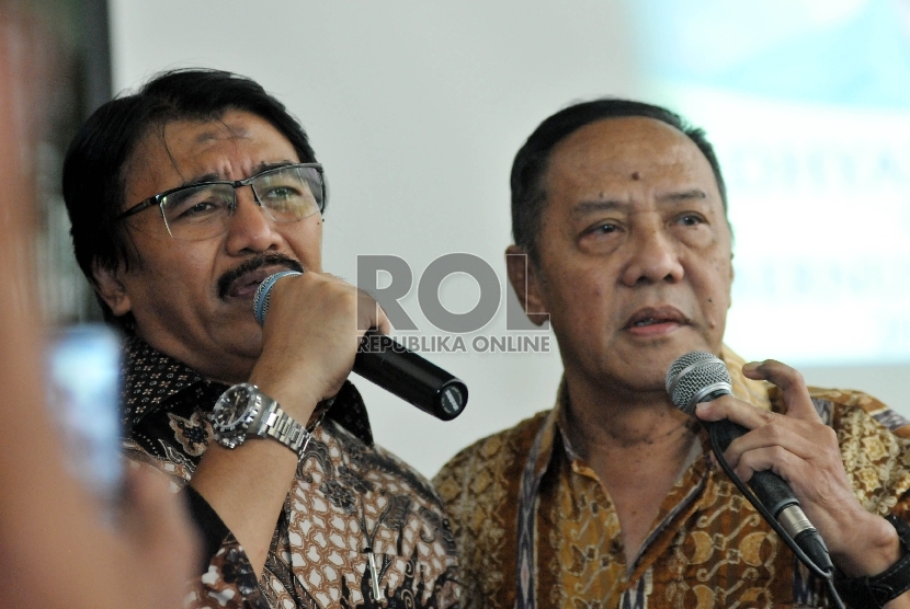  Mantan Menpora Adhyaksa Dault (kiri) bernyanyi bersama musisi senior Jelly Tobing pada acara pendaulatan Adhyaksa Dault sebagai calon DKI 1 di Hotel Wisma Atlet, Jakarta, Jumat (9/10). (Republika/Rakhmawaty La'lang)