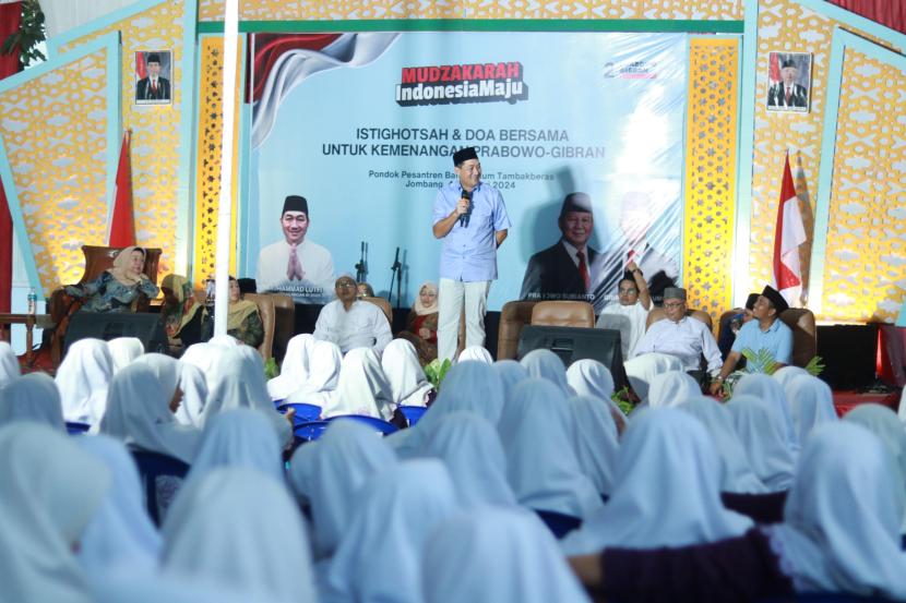 Mantan menteri perdagangan (mendag), Muhammad Lutfi di Ponpes Bahrul Ulum, Tambakberas, Kabupaten Jombang, Jawa Timur, Ahad (4/2/2024).