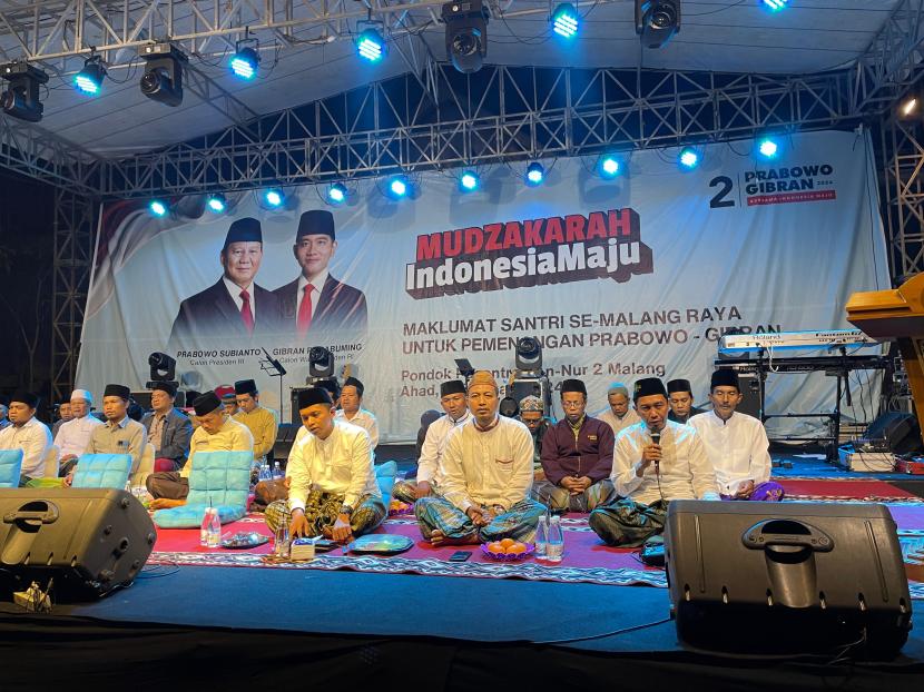 Mantan menteri Perdagangan Muhammad Lutfi mengajak 50 kiai se-Malang Raya mendoakan kemenangan Prabowo-Gibran, di Ponpes An-Nur 2, Bululawang, Malang, Ahad (4/2/2024) malam.