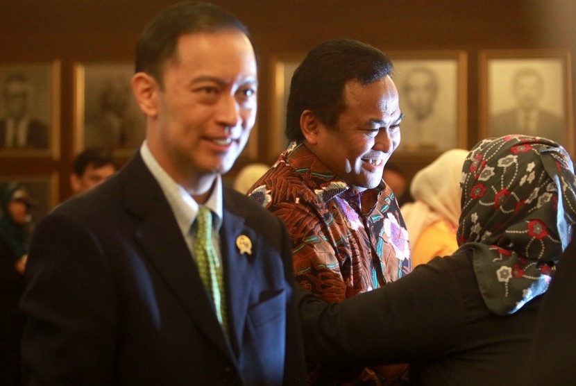 Mantan Menteri Perdagangan Rachmat Gobel (kanan) bersama Menteri Perdagangan Thomas Lembong (kiri) menyalami pejabat eselon I Kementerian Perdagangan usai serah terima jabatan di Kantor Kementerian Perdagangan, Jakarta, Rabu (12/8).