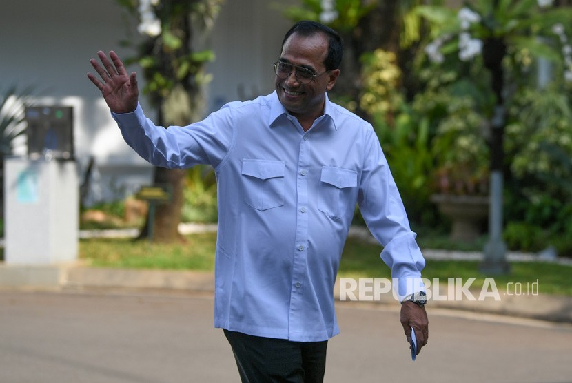 Mantan Menteri Perhubungan Budi Karya Sumadi tiba Kompleks Istana Kepresidenan di Jakarta, Selasa (22/10)..