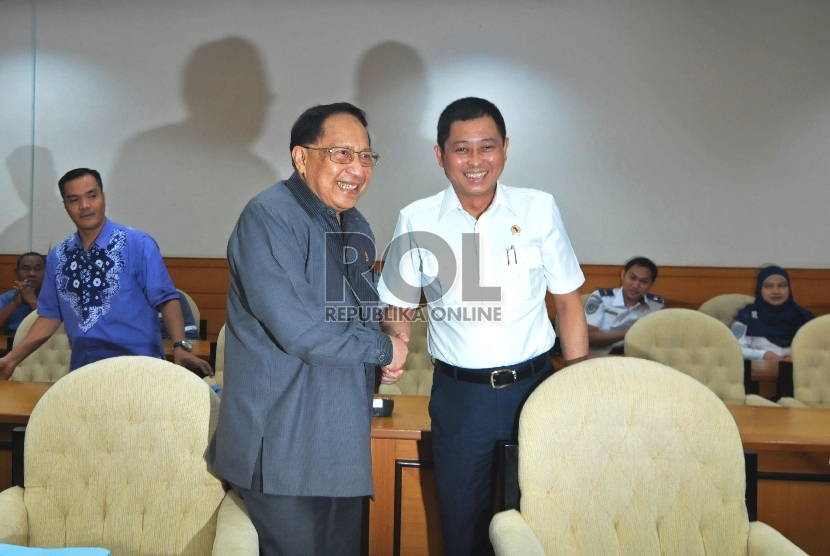   Mantan Menhub EE Mangindaan dan Menteri Perhubungan Ignasius Jonan jelang memberikan kesaksian pada rapat Pansus Pelindo II di Ruang Pansus, Kompleks Parlemen, Senayan, Jakarta, Rabu (2/12).(Republika/Rakhmawaty La'lang)