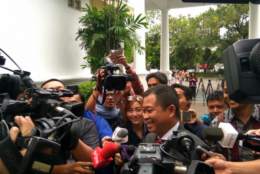 Mantan menteri perhubungan Ignasius Jonan sedang dikerumuni wartawan di Istana Negara, Jakarta, Jumat (14/10).