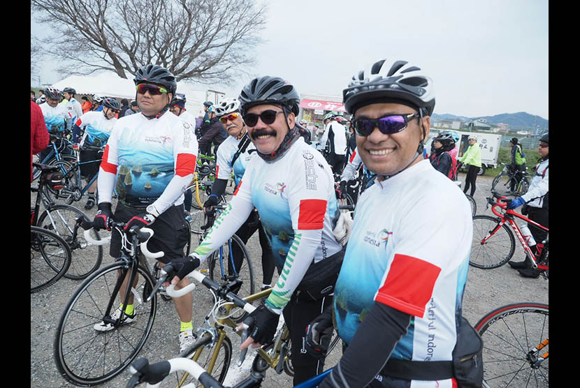  Mantan Menteri Perindustrian Saleh Husin dan Menteri Perdagangan Rachmat Gobel bersama peserta dari Indonesia yang mengikuti tur sepeda berjarak 60 km di Wakayama, Jepang, Ahad 26 Maret 2017. 