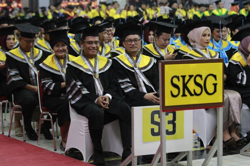 Mantan Menteri Perindustrian Saleh Husin menjalani wisuda Universitas Indonesia pada hari Sabtu, (24/8/2024).